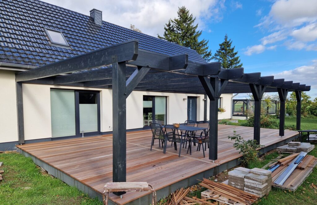 Terrasse mit Pergola 2025