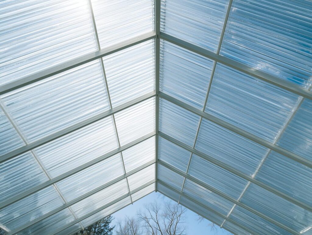 Stegplatten (z. B. aus Polycarbonat)
lichtdurchlässig → der Eingangsbereich bleibt hell
modern und leicht wirkend
sehr witterungsbeständig
ideal, wenn Sie Schutz möchten, aber kein „dunkles Dach“
Gut zu wissen: Stegplatten sind besonders beliebt bei modernen Häusern und kleineren Vordächern.