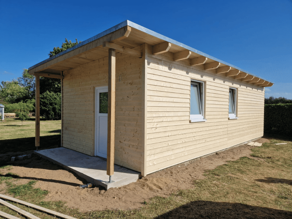 Gartenhaus oder Gästehaus in Holzständerbauweise mit Trapezblechdach von Holzbau K. Jager
