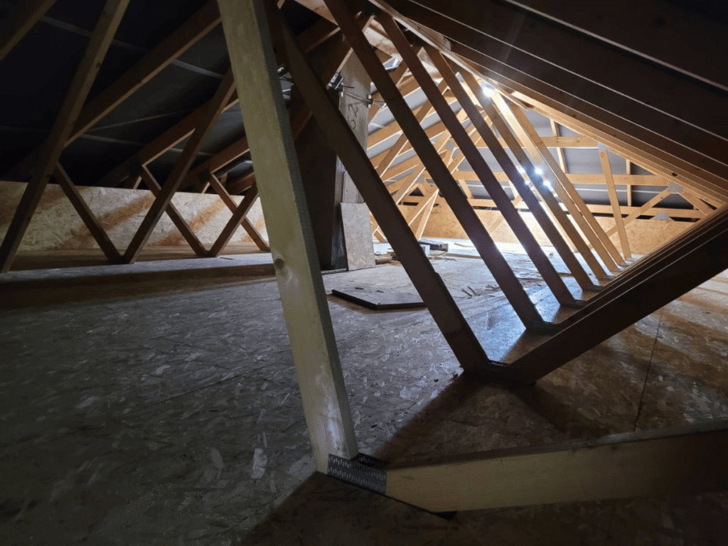 Bodenverlegung auf einem Dachboden, begehbar und tragfähig für den Weiteren Ausbau von Holzbau K. Jager