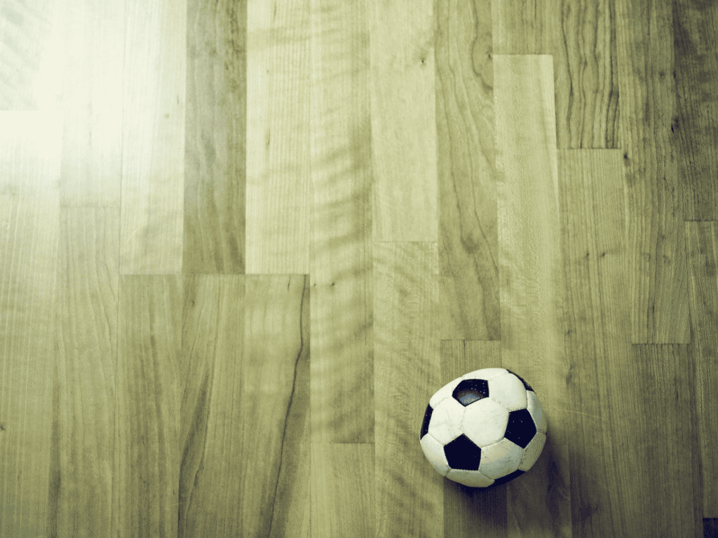 Laminatboden fertig verlegt in heller Holzoptik