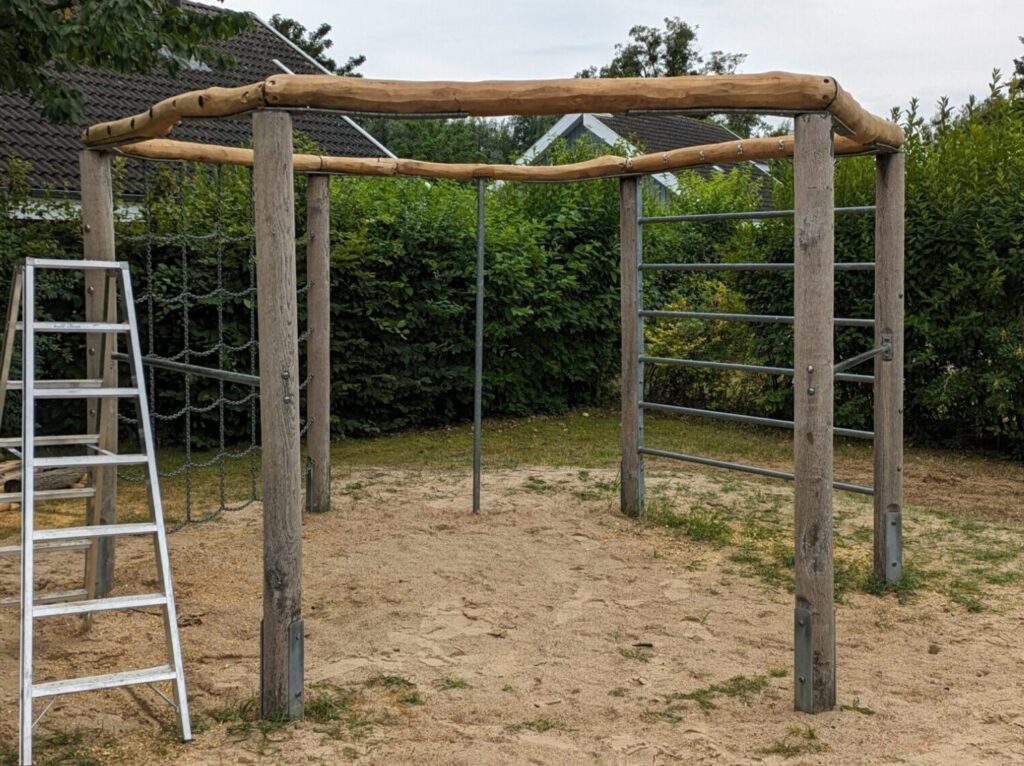 Reparatur & Instandhaltung von Spielplatzgeräten in Mecklenburg-Vorpommern Nicht jeder Schaden bedeutet den Austausch der gesamten Anlage. Oft lassen sich Spielplatzgeräte durch gezielte Reparaturen wieder sicher nutzbar machen. Der Austausch einzelner Bauteile, das Nachziehen von Verbindungen oder die Aufarbeitung von Holzoberflächen kann die Lebensdauer deutlich verlängern. Gerade für öffentliche Stellen, Vermieter und Ferienanlagen ist eine fachgerechte Instandhaltung entscheidend, um Sicherheitsrisiken zu minimieren und Ausfallzeiten zu vermeiden.