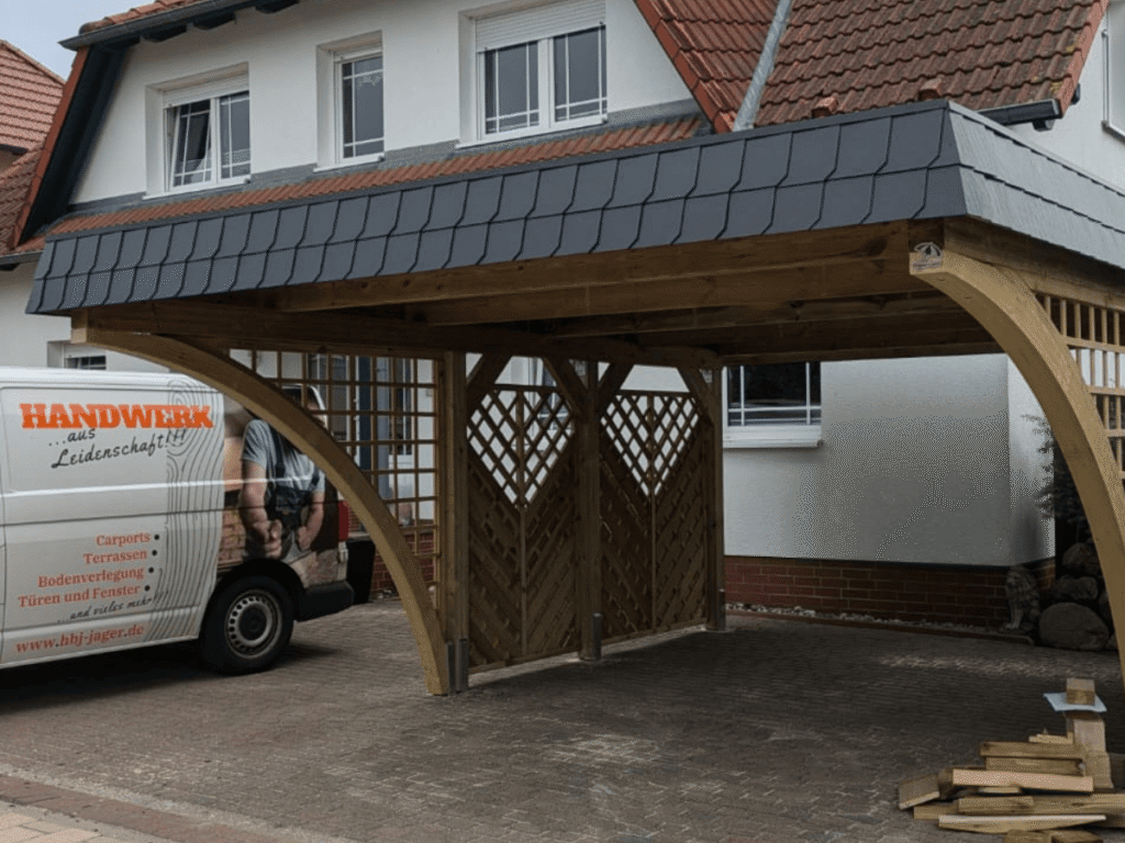 Sichtblenden und Verkleidungselemente
Sichtblenden an Carports, Terrassen, Balkonen oder Pergolen lassen sich mit Schieferschindeln langlebig und stilvoll gestalten. Sie bieten Schutz vor Witterungseinflüssen und sorgen gleichzeitig für eine moderne, hochwertige Optik.