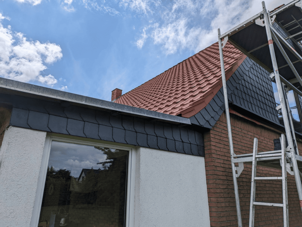 Schindelblende und Schindelgiebel an einem Einfamilienhaus realisiert von Holzbau K. Jager