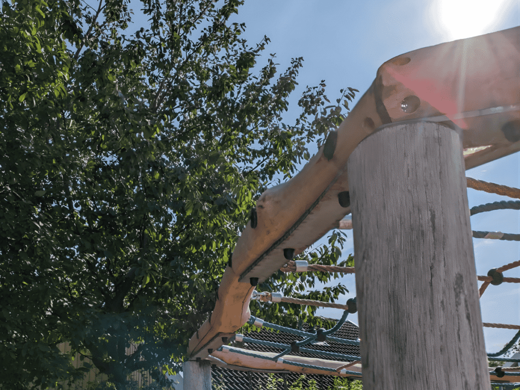 Reparierter Kletterturm auf dem Spielplatz einer Ferienanlage realisiert von Holzbau K. Jager