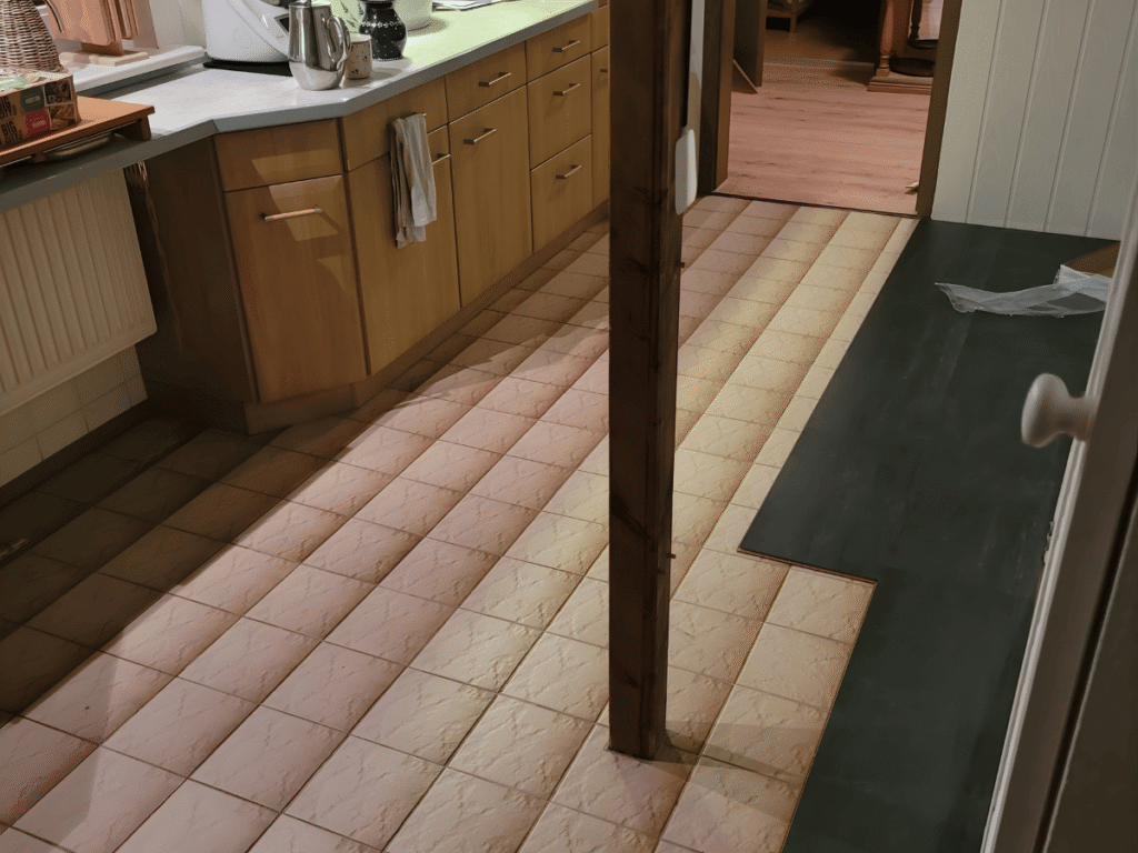 Bodenverlegearten wie die schwimmende Verlegung, vollflächiges Verkleben, Klickvarianten oder Verlegung auf vorhandenen Böden