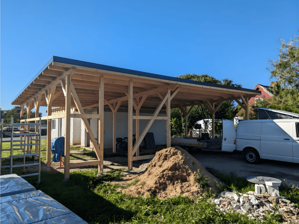Vordach und Unterstand in Holzständerbauweise im Aufbau realisiert von Holzbau K. Jager