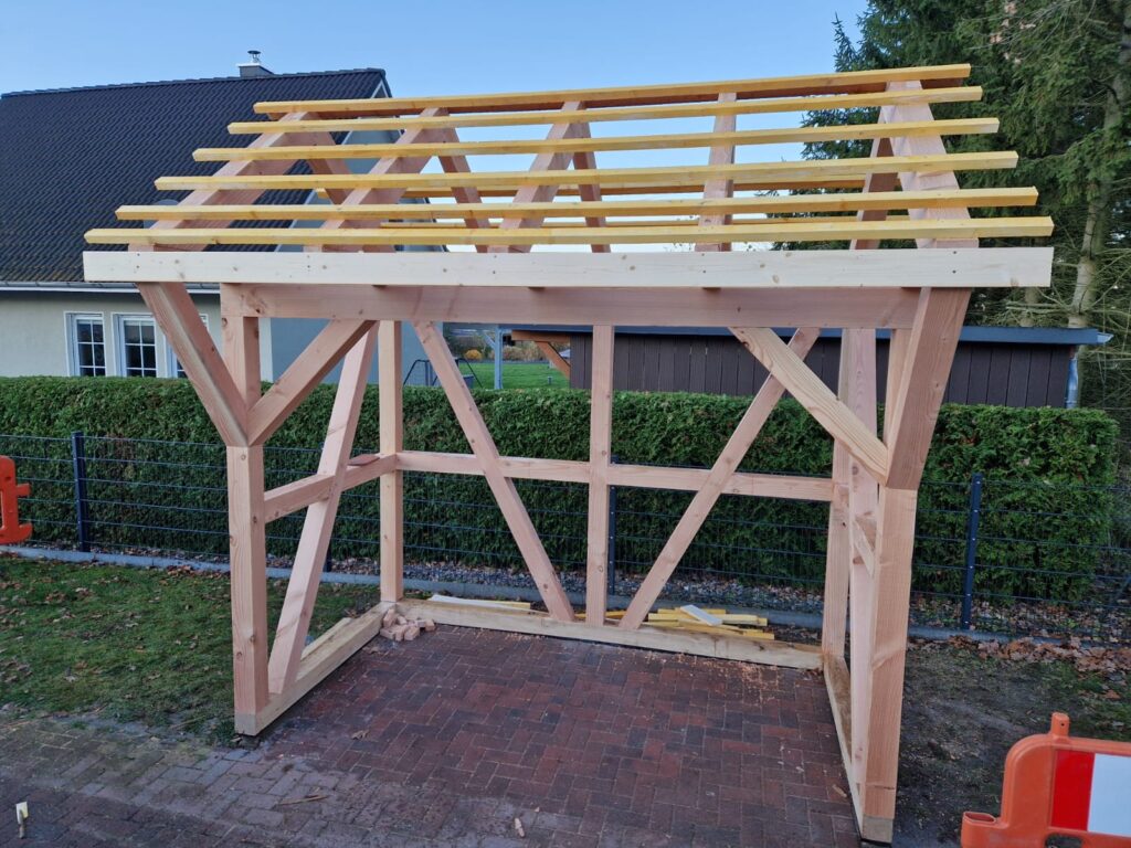 Funktionale Überdachungen für öffentliche Räume und stark frequentierte Standorte
Buswartehäuser und Rastplätze sind weit mehr als einfache Überdachungen. Sie schaffen Ordnung, Komfort und Sicherheit im öffentlichen Raum und erhöhen die Aufenthaltsqualität an stark genutzten Standorten deutlich.
Ob für Städte, Gemeinden und Verkehrsbetriebe oder für Vermieter von Ferienimmobilien, Tankstellenbetreiber und touristische Einrichtungen – langlebige, durchdachte Lösungen zahlen sich langfristig aus.

Wir planen, fertigen und montieren Buswartehäuser und Rastplätze individuell, robust und wartungsarm – angepasst an Nutzung, Standort und rechtliche Vorgaben.