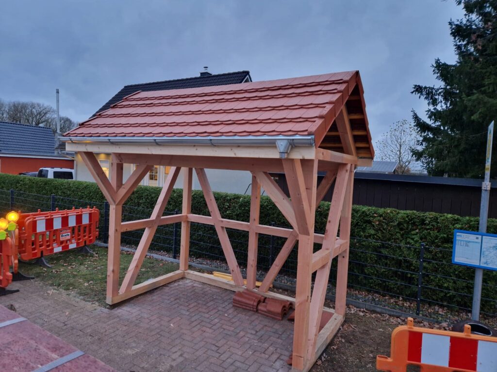 Buswartehäuser für Städte, Gemeinden & öffentliche Auftraggeber
Gerade im öffentlichen Personennahverkehr sind Buswartehäuser ein zentraler Bestandteil der Infrastruktur. Sie bieten Schutz vor Wind und Wetter, verbessern die Orientierung für Fahrgäste und werten Haltestellen sichtbar auf.

Unsere Buswartehäuser werden speziell für den dauerhaften Einsatz im öffentlichen Raum konzipiert. Dabei achten wir besonders auf:

hohe Stabilität und vandalismusresistente Bauweise
witterungsbeständige Materialien mit langer Lebensdauer
barrierearme Gestaltung für alle Nutzergruppen
klare, zeitlose Optik passend zum Ortsbild
Auf Wunsch berücksichtigen wir Sitzgelegenheiten, Seitenwände, Beleuchtung oder individuelle Abmessungen. Auch Sonderlösungen für Schulbushaltestellen, ländliche Regionen oder innerstädtische Bereiche setzen wir zuverlässig um.

Für öffentliche Stellen besonders wichtig: Wir unterstützen Sie bei der Planungssicherheit – von der ersten Idee bis zur umsetzungsreifen Lösung.