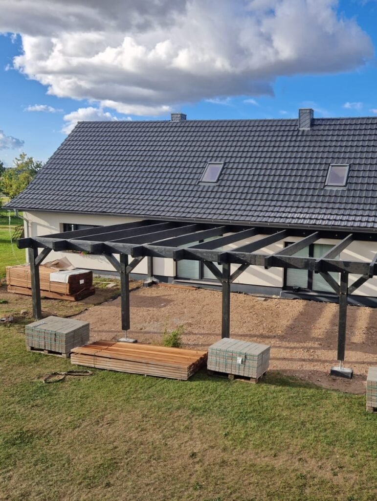 Luftansicht Pergola nach Fertigstellung in anthrazit