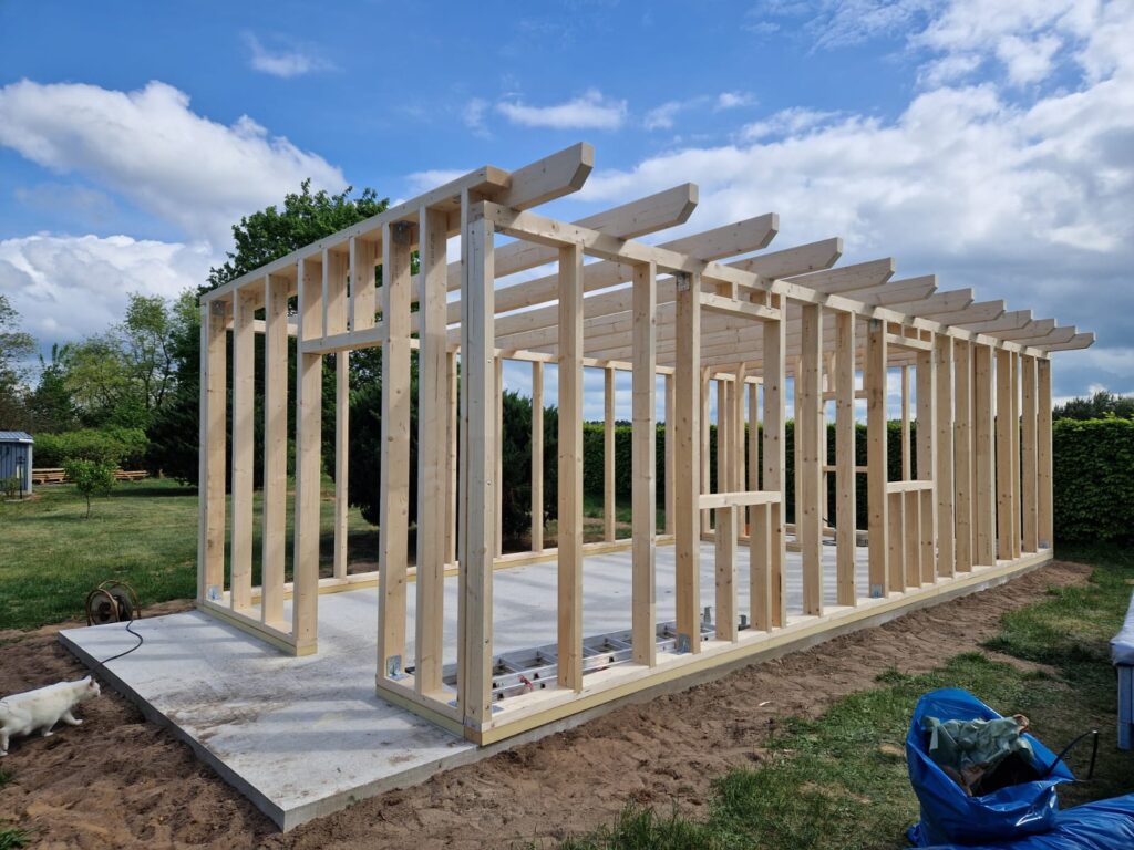 Montage – sauber, fachgerecht und zuverlässig
Ein Garten- oder Gerätehaus muss exakt ausgerichtet, sicher befestigt und sauber montiert sein. Nur so ist es dauerhaft stabil, dicht und funktional.

Wir sorgen für eine fachgerechte Montage und achten auf jedes Detail – damit Sie lange Freude an Ihrem Gartenhaus haben.