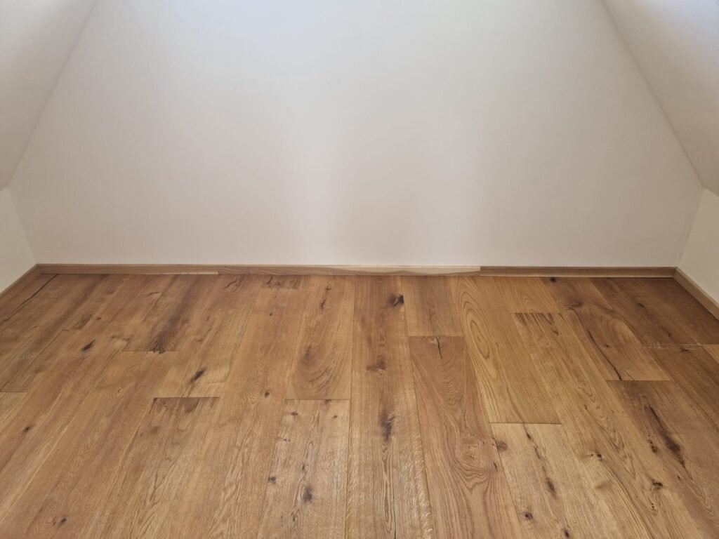 Vinylboden in Holzoptik im Dachgeschoss verlegt