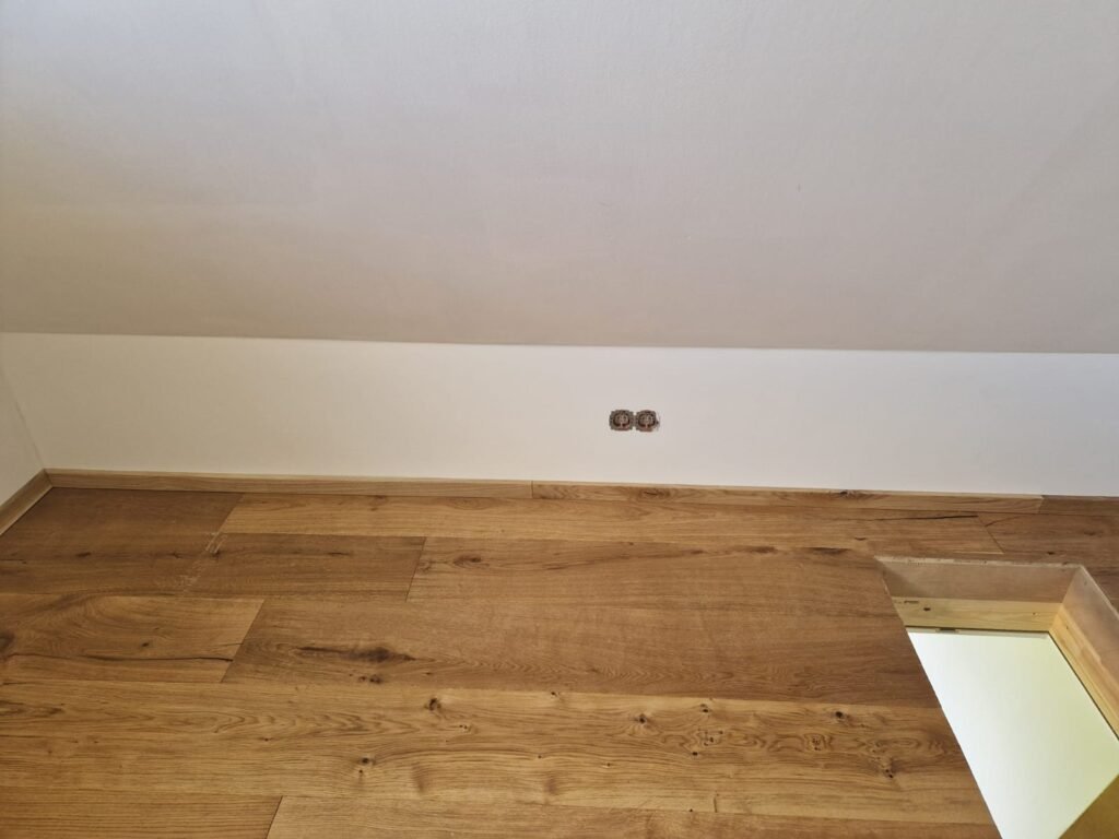Spitzdachboden mit Vinylboden aufgewertet