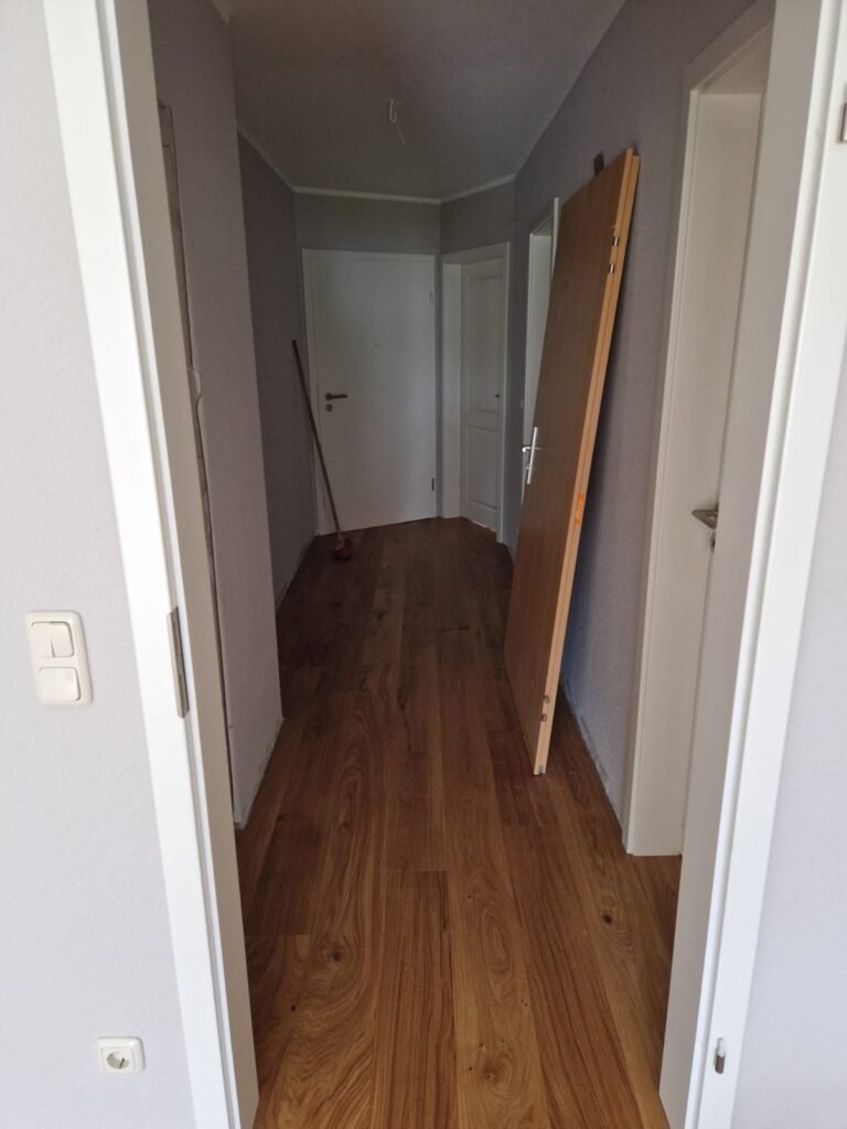 schmaler Flur mit Vinylboden aufgewertet