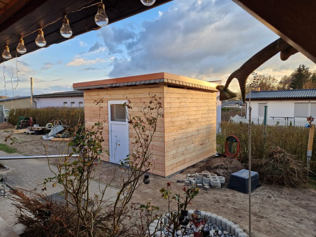 Es gibt standardisierte Garten- und Gerätehäuser in festen Größen – praktisch und schnell umgesetzt. In vielen Fällen reicht das völlig aus.

Oft zeigt sich aber:
Der vorhandene Platz ist speziell, Abstände müssen eingehalten werden oder Sie haben ganz konkrete Vorstellungen zu Optik, Dachform oder Türen.