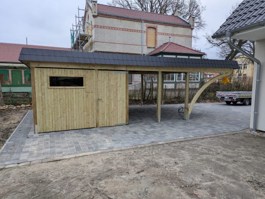 Holzcarport fachgerecht montiert