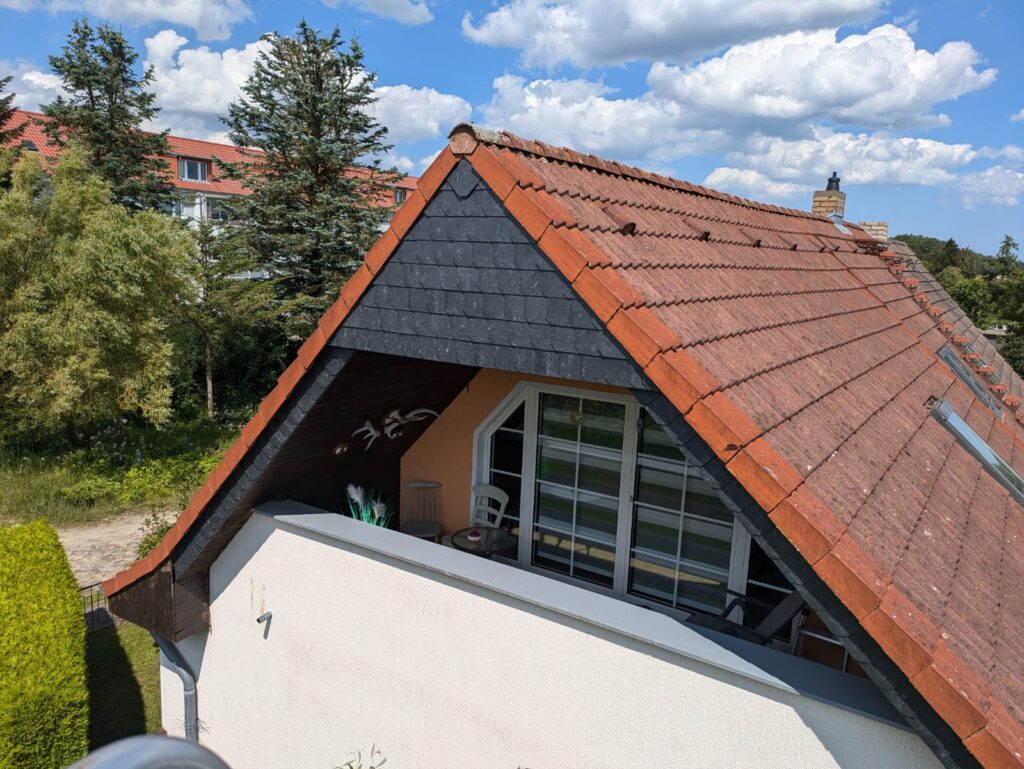 Fassaden- und Teilverkleidungen
Ob komplette Fassaden oder gezielte Akzentflächen: Schieferschindeln ermöglichen individuelle Gestaltungsmöglichkeiten – von klassisch-traditionell bis modern-minimalistisch. Jede Fläche wirkt durch die natürliche Struktur des Steins lebendig und exklusiv.