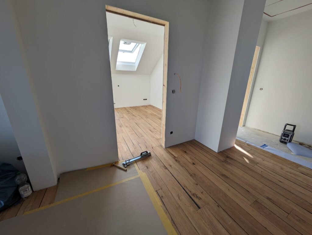 Vinylboden in Altholzoptik im Dachgeschoss verlegt