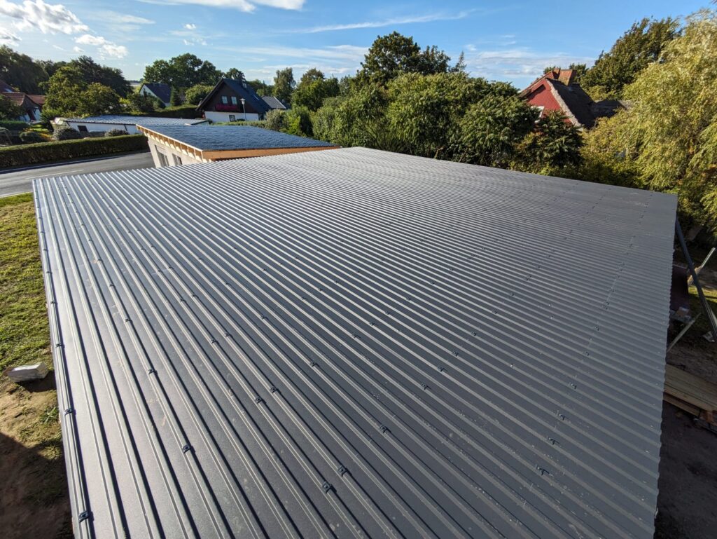 Trapezblech mit Antikondensbeschichtung
extrem robust und langlebig
ideal für Unterstände, Mülltonnenplätze oder größere Konstruktionen
Antikondensbeschichtung verhindert Tropfwasser
→ keine „Tropfsteinhöhle“ bei Temperaturunterschieden
funktional, wartungsarm und preislich attraktiv
Hier legen wir besonders viel Wert auf Qualität – denn ein tropfendes Dach nervt dauerhaft.