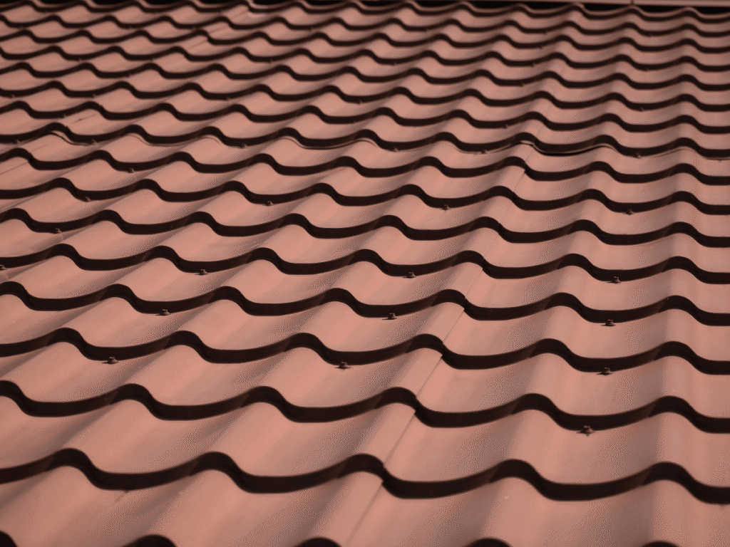 Blechdach in Ziegeloptik als Bedachung für Gartenhäuser und Gerätehäuser. Holzbau K. Jager in ganz Mecklenburg-Vorpommern