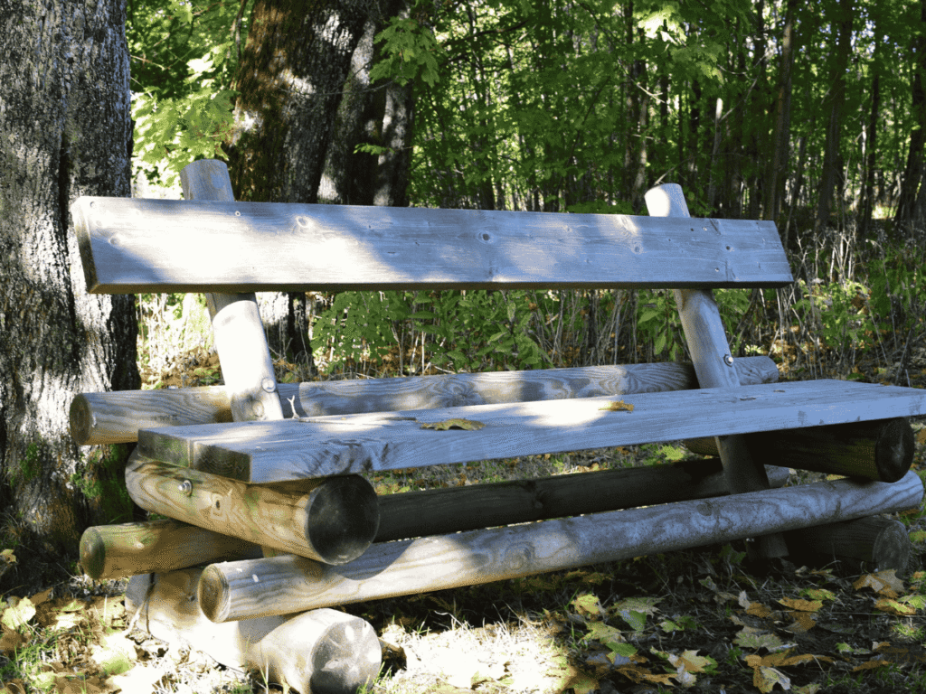 Rastplatz Bank am Wanderweg aus Rundhölzern rustikal. Holzbau Jager in Mecklenburg Vorpommern
