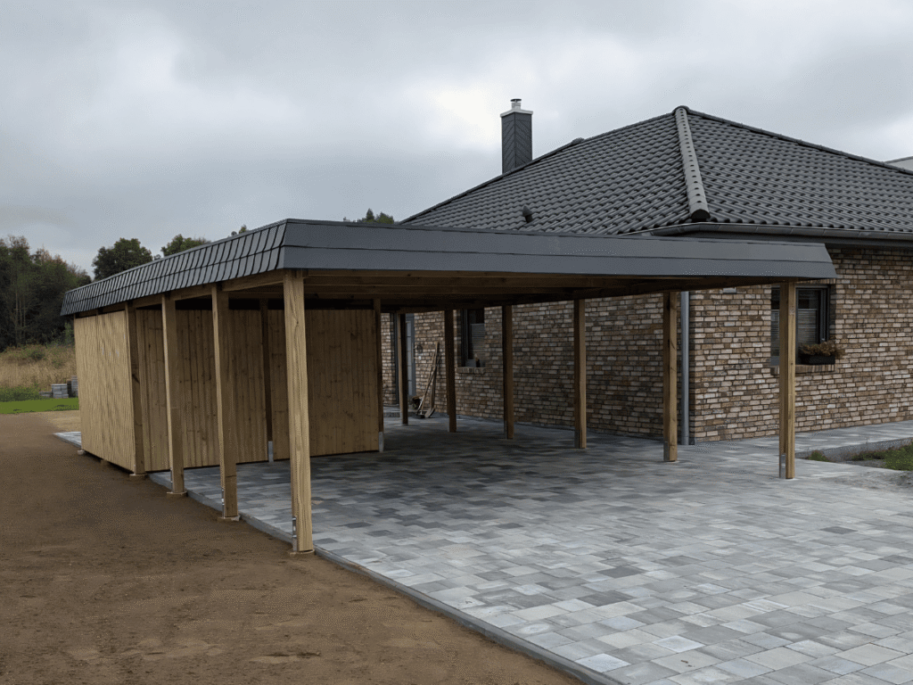 Doppelcarport mit Schindelblende und Schuppen