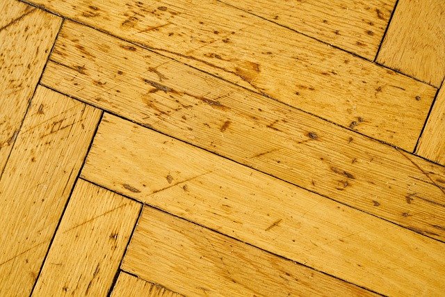 Schadhaftes Parket das geschliffen werden kann