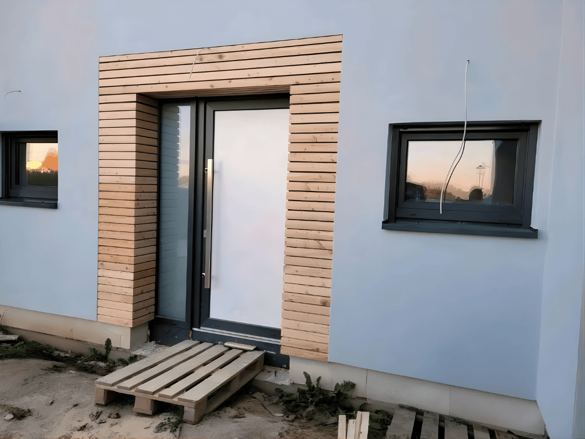 Haustür mit Holzeinfassung