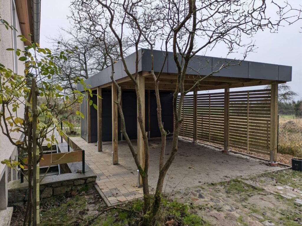 Modernes Carport mit HPL Verkleidung und Sichtschutzwänden gebaut in Teterow