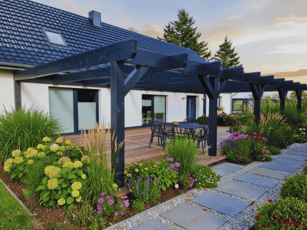 Terrasse mit Pergola in Demmin bepflanzt