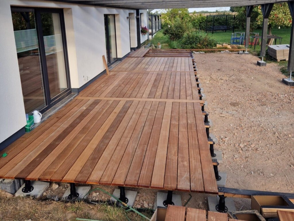 Verlegung von Terrassendielen auf der Unterkonstruktion in Demmin