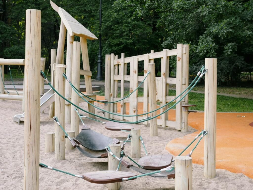 Spielplatz aus Holz in Kombination mit Metallelementen