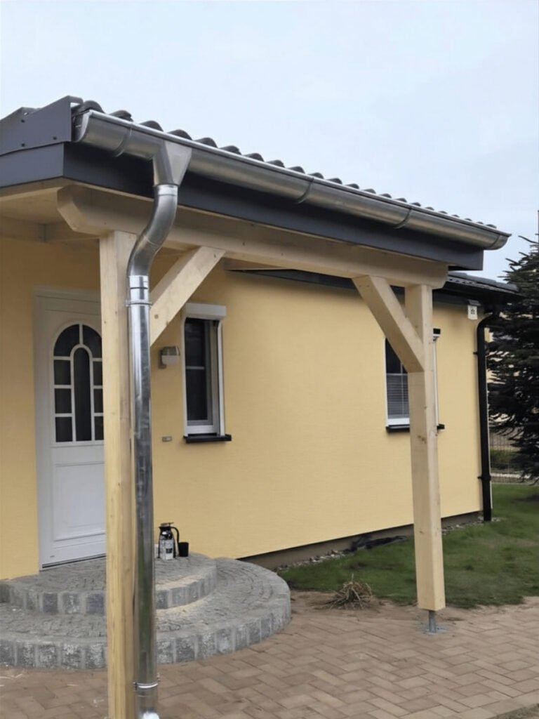 Haustürvordach in Kummerow bei Demmin Seitenansicht