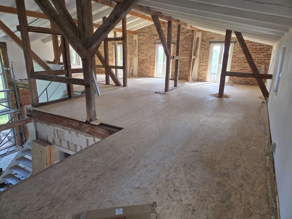 Im letzten Arbeitsschritt wurden die 30 mm starken OSB-3-Verlegeplatten verlegt