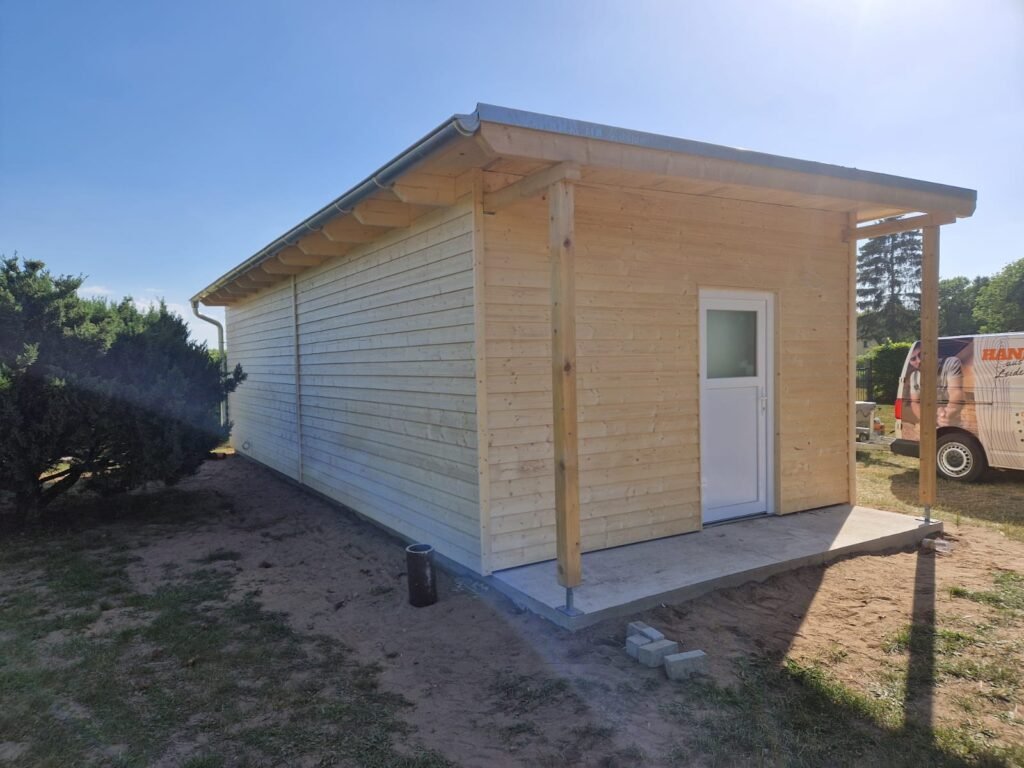Gästehaus bauen mit überdachtem Eingangsbereich und Holzfassade bei Demmin