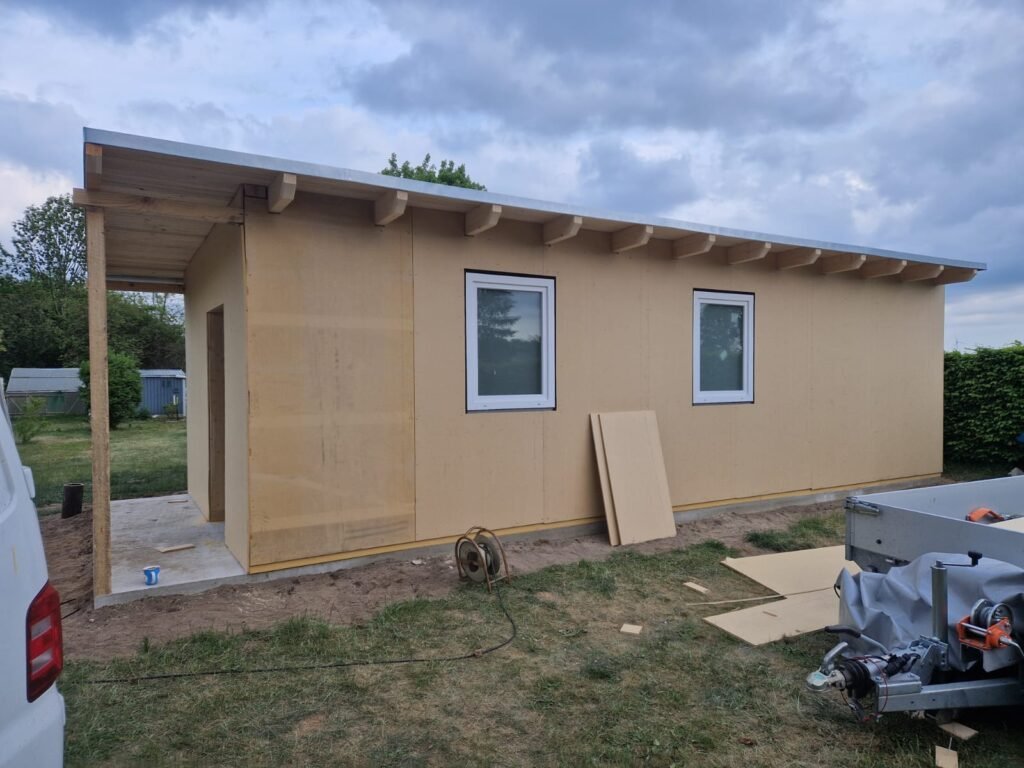 Geschlossener und gedämmter Wandaufbau mit eingebauten Fenstern
