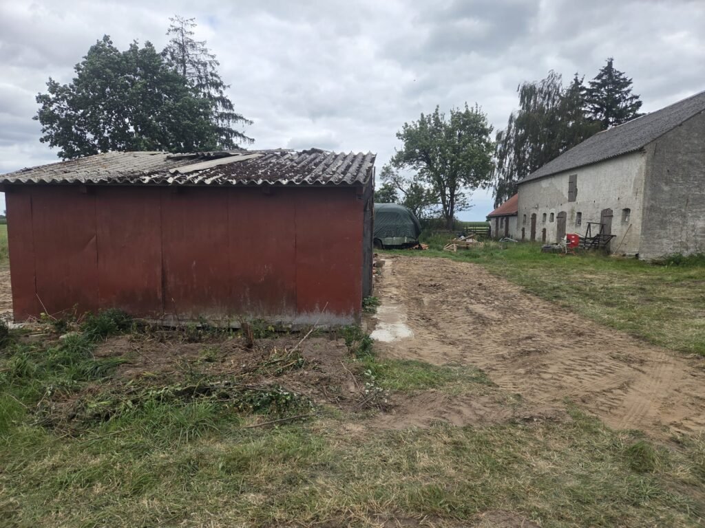Grundstück mit alten Nebengebäuden vor dem Bau des Holzunterstands