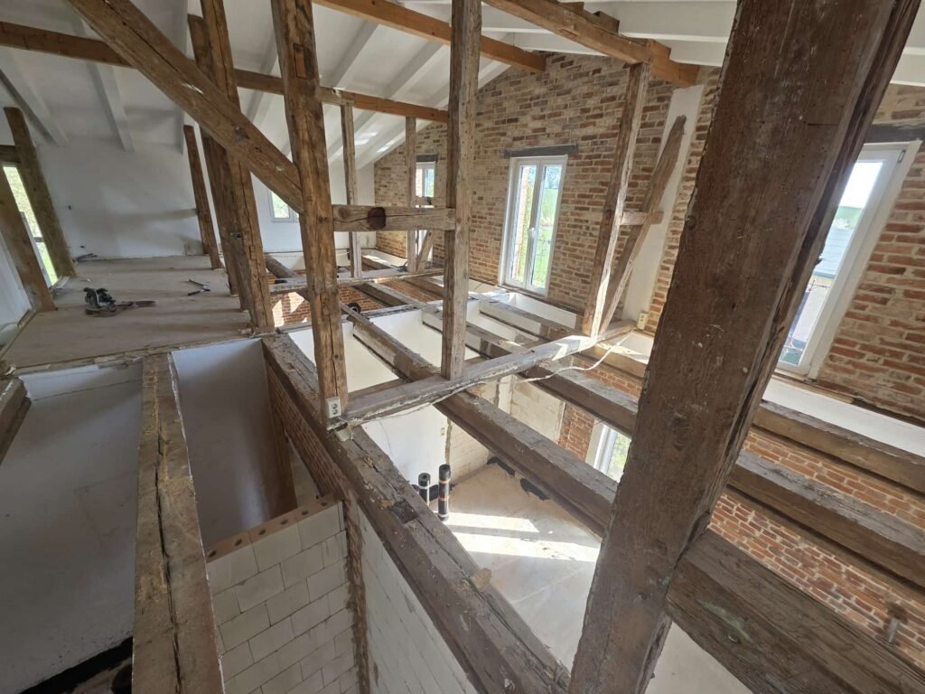 Nach dem kompletten Rückbau startet der Neuaufbau der Holzbalkendecke