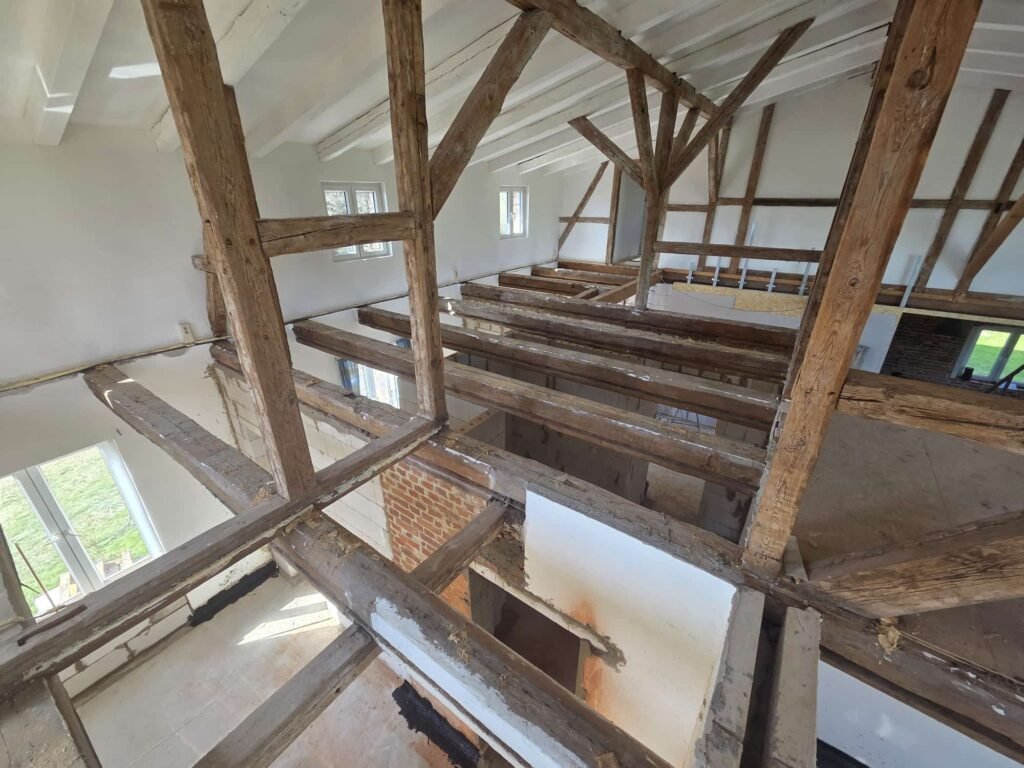 vorhandene alte Bodenaufbau vollständig zurückgebaut