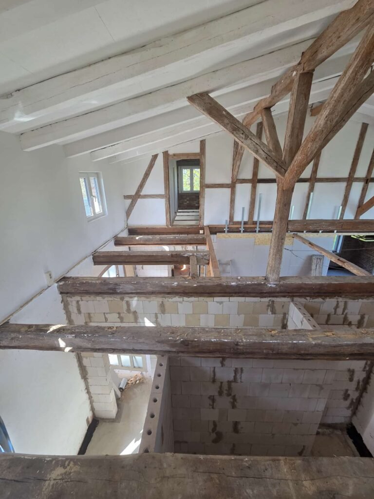 Fertig rückgebaut und gereinigt ist die Holzbalkendecke vorbereitet für den Nauaufbau