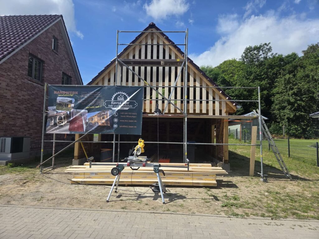 Der Boden der Boden-Deckel-Schalung ist bereits verbaut an einem Carport in Jarmen