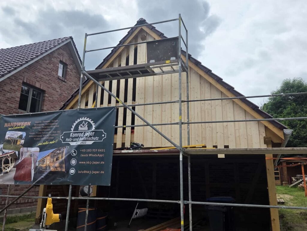 Die erste Lage des Deckels bei der Verkleidung des Carportgiebels in Jarmen