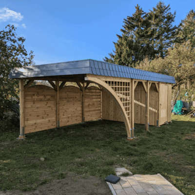 Doppelcarport mit Rundbogenpfosten und Schindelblende