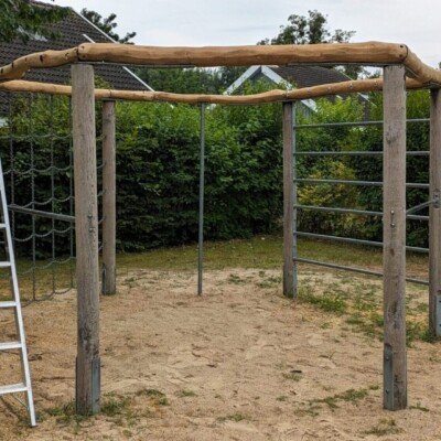 Reparatur & Instandhaltung von Spielplatzgeräten in Mecklenburg-Vorpommern Nicht jeder Schaden bedeutet den Austausch der gesamten Anlage. Oft lassen sich Spielplatzgeräte durch gezielte Reparaturen wieder sicher nutzbar machen. Der Austausch einzelner Bauteile, das Nachziehen von Verbindungen oder die Aufarbeitung von Holzoberflächen kann die Lebensdauer deutlich verlängern. Gerade für öffentliche Stellen, Vermieter und Ferienanlagen ist eine fachgerechte Instandhaltung entscheidend, um Sicherheitsrisiken zu minimieren und Ausfallzeiten zu vermeiden.