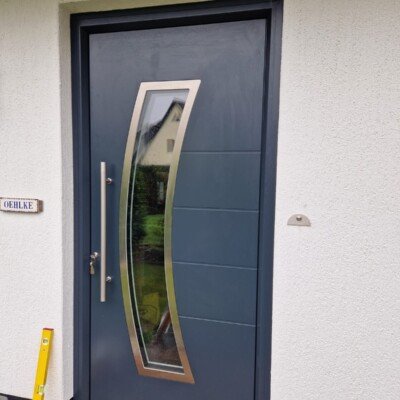 Blaue Aluminiumhaustür in Stralsund eingebaut