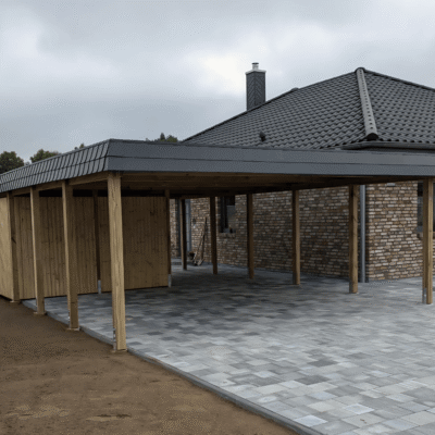 Doppelcarport mit Schindelblende und Schuppen