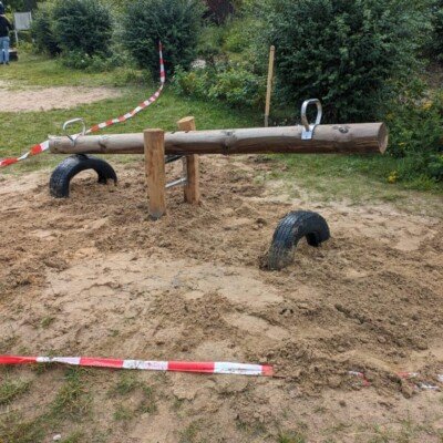 Wippe auf öffentlichem Spielplatz repariert in Mirow