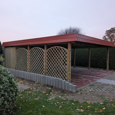 Doppelcarport mit Schindelblende und Ziergittern in Teterow