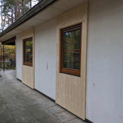Bungalow Verkleidung von Teilen der Fassade mit Holz