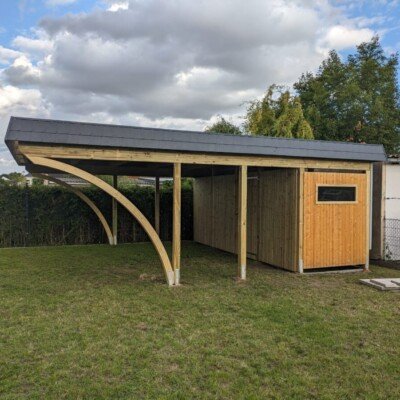 Doppelcarport mit Bogenpfosten und Schuppen in Jarmen